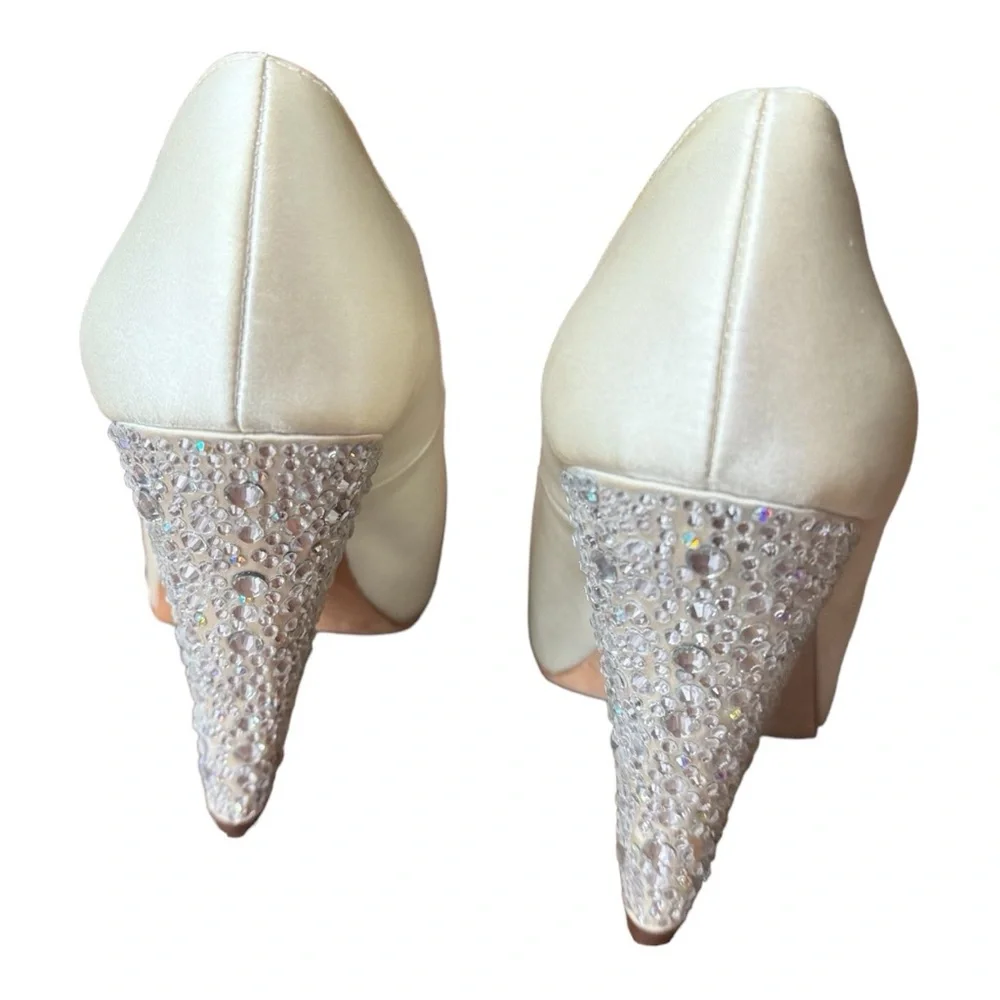 Benjamin Adams London Ivory Size 36.5M